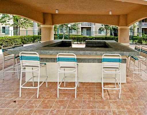 university parc residence pool